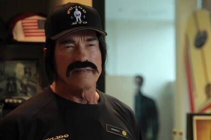 Arnold caracterizado como Howard, un instructor de gimnasia un tanto rígido