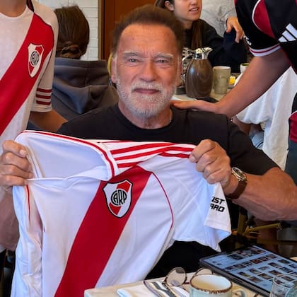 Arnold Schwarzenegger, con la camiseta de River