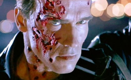 Arnold Schwarzenegger en Terminator, su papel icónico. También estudió Economía