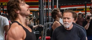 Arnold Schwarzenegger entrena a su hijo Joseph Baena para su primera competición de culturismo