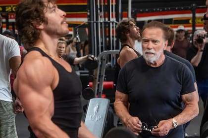Arnold Schwarzenegger entrena intensamente a su hijo Joseph Baena