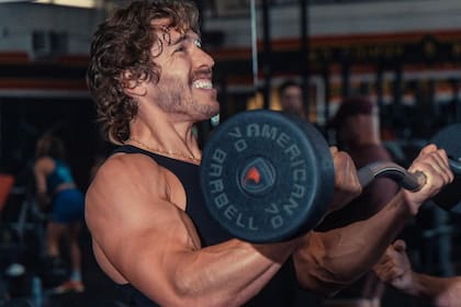 Arnold Schwarzenegger entrena intensamente a su hijo Joseph Baena