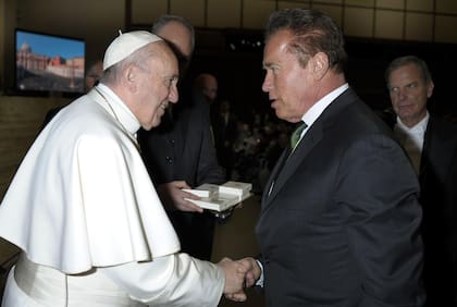 Arnold Schwarzenegger estrechó su mano con la del Sumo Pontífice luego de una audiencia general en enero de 2016, donde le obsequió el libro California, esta dorada tierra prometida