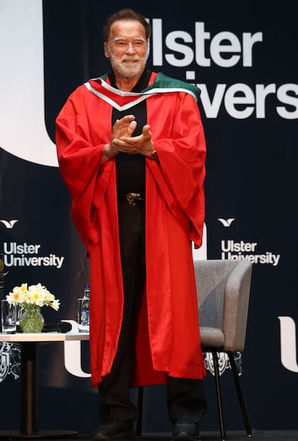 Arnold Schwarzenegger recibió un Doctorado Honorario en la Universidad de Ulster en reconocimiento a sus contribuciones al servicio público, la defensa del medio ambiente y las artes en Belfast