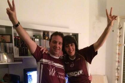 Arnolfo, hincha y socia de Lanús, festeja junto a su marido la consagración del granate campeón en 2016
