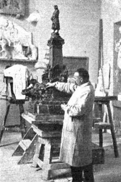 Arnolodo Zocchi, el artista que realizó el Monumento a Colón, con una maqueta de la obra, en su taller italiano