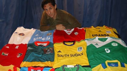 Aro Geraldes y una pequeña parte de su colección de camisetas