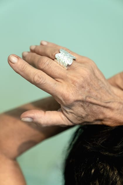 Aros, anillos, brazaletes y collares forman parte del universo creativo de esta orfebre.