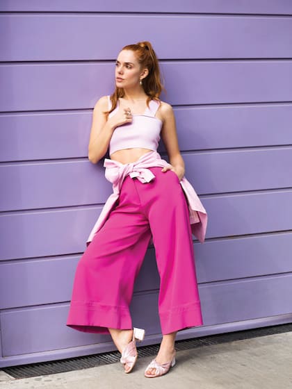 AROS (LAS JUANA’S NIGHT, $690), TOP (AY NOT DEAD, $1885), ANILLO (LAS JUANA’S NIGHT, $1290), SACO (LAS PEPAS, $4490), PANTALÓN (CHER, $4798), SANDALIAS DE CHIFFON (LOMM, $ 4100).