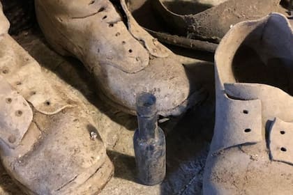 La gente creía que al dejar objetos personales como zapatos, las brujas o demonios se sentirían atraídos por el olor del propietario, y una vez que entraran en el zapato o la bota, quedarían atrapados dentro