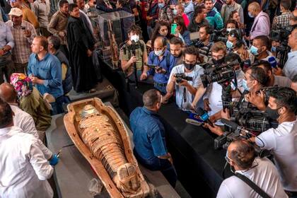 Además, hallaron una estatuilla de bronce de 35 centímetros del dios Nefertum con incrustaciones de piedras preciosas. El nombre de su propietario, el sacerdote Badi-Amun, está escrito en su base