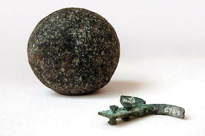 Los otros dos elementos encontrados por Dixon fueron una bola y un gancho que están exhibidos en el Museo Británico de Londres