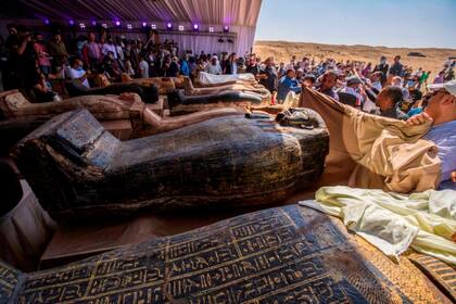 Casi 30 de los 59 sarcófagos descubiertos en octubre yacían ante la muchedumbre, cubiertos con una tela, tras permanecer más de 2500 años bajo las arenas del desierto