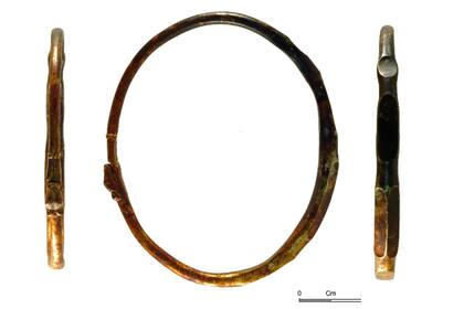 Los dos hombre decidieron acudir a diferentes anticuarios para vender el tesoro encontrado, hasta que uno de ellos les explicó que no era legal lo que hacían y avisó a las autoridades