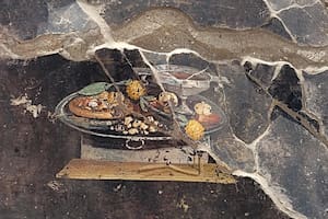 Sin tomate ni mozzarella: descubren el antepasado de la pizza en un fresco de 2000 años de Pompeya