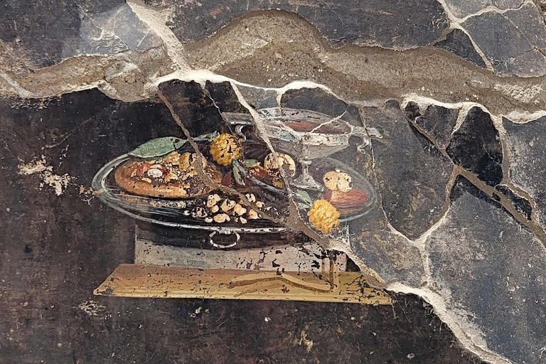 Niente pomodori né mozzarelle: ritrovato tra gli scavi di Pompei un affresco di 2000 anni con l’antenato della pizza