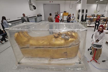 La restauración del sarcófago dorado del faraón Tutankamón comenzó por primera vez desde su descubrimiento en 1922