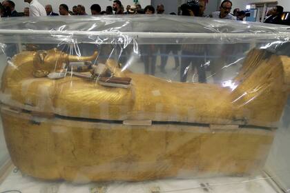 El sarcófago dorado del joven faraón egipcio Tutankamón