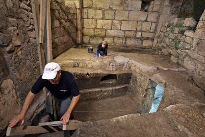 Arqueólogos de la Autoridad de Antigüedades de Israel trabajan en un sistema subterráneo excavado en la roca debajo de un edificio de 1400 años de antigüedad cerca del Muro de los Lamentos, en la Ciudad Vieja de Jerusalén