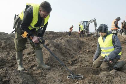 Arqueólogos durante la excavación en Ruegen