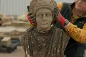 Descubren antiguas estatuas y reliquias romanas en una excavación ferroviaria
