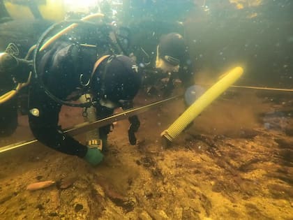 Arqueólogos submarinos desentierran la estructura de madera