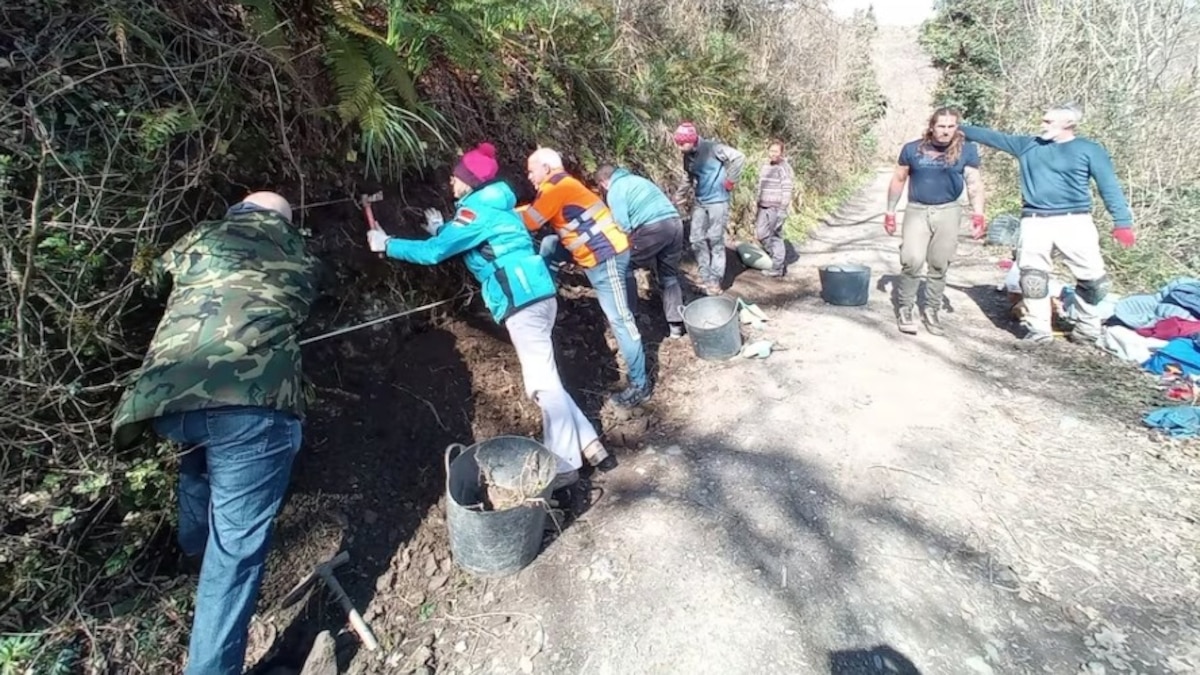 Descubre la Fascinante Historia del Castillo Oculto de Europa bajo una Colina