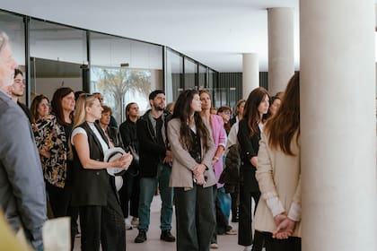 Arquitectos, decoradores y sponsors escuchan las palabras de los organizadores
