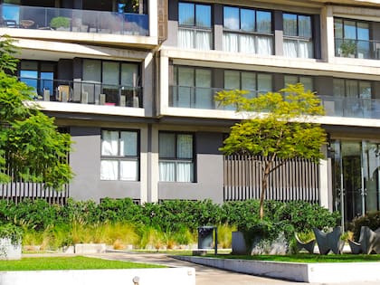 Arquitectura geométrica para viviendas con espacios verdes abiertos, sobre todo para gente joven.