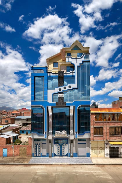 El salón de fiestas "Diamante" y su destellante frente espejado.