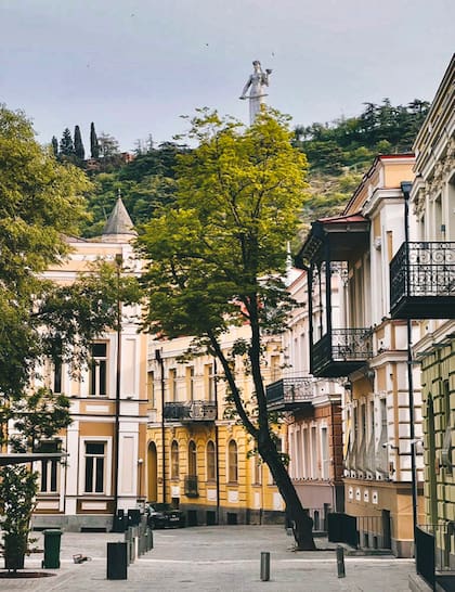Arquitectura neoclásica, con influencia persa en los balcones