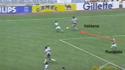 Arranca la jugada del gol de Valdano: recibe un pase de Pumpido como lateral derecho