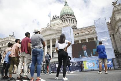 Como Alberto Fernández pidió que la militancia no fuera al Congreso, solo pocos manifestantes decidieron concurrir. 