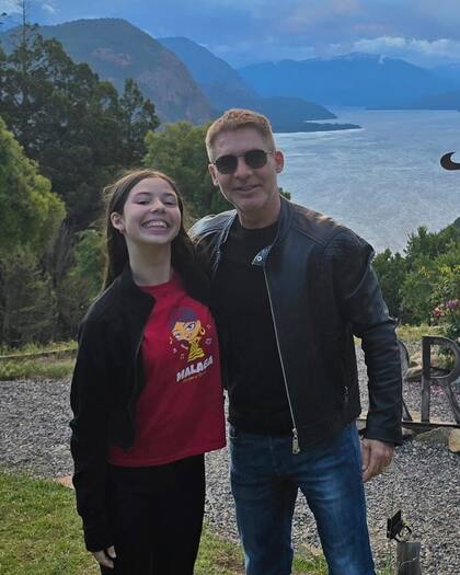 “Arrancar el año con vos es la felicidad más grande que puedo tener. Siempre juntos. Te amo, hija”, dijo Adrián Suar desde la Patagonia junto a Margarita, fruto de su relación con Griselda Siciliani