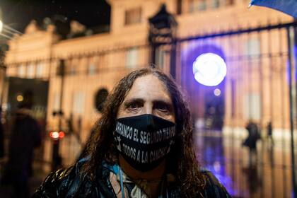 "Arrancó el segundo tiempo, todos a la cancha", se leía en el barbijo de uno de los manifestantes