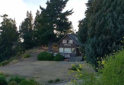 Arrayán fue construida con troncos en un alto del viejo camino de los Siete Lagos.