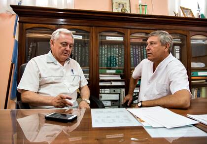 El secretario de salud, Carlos Mondino (izquierda) y el subdirector del hospital local, Gustavo Lecina (derecha) se reunieron para analizar los casos