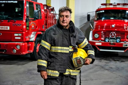 Eduardo Terrado, es bombero hace 35 años en Arrecifes y no recuerda una situación similar en la ciudad en la que nació hace 52 años