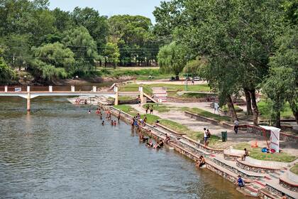 El balneario municipal es uno de los puntos de encuentro de Arrecifes