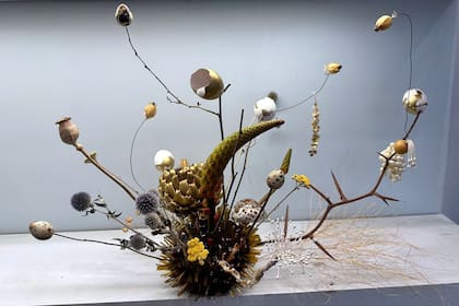 Arreglo de mesa para un coleccionista de arte donde lo mas importante son las líneas y avanzar de una naturaleza posible.