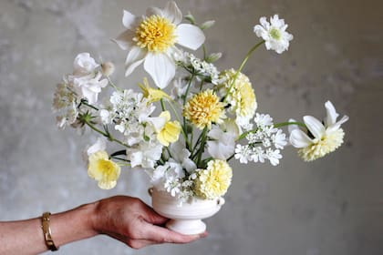 Arreglo en tonos de blancos y amarillos