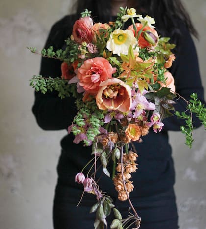 Arreglo floral con gran variedad de flores y follaje