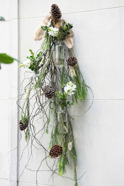 Arreglo floral que puede ir colgado en la pared.