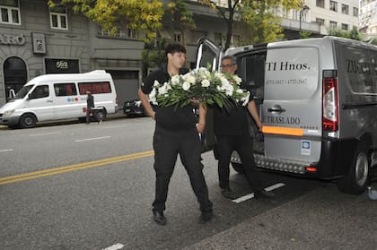 Arreglos florales llegan a la Legislatura porteña en homenaje a Brandoni