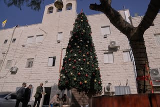 Arrestan a 3 palestinos por presunto ataque a un árbol de Navidad en iglesia católica en Cisjordania