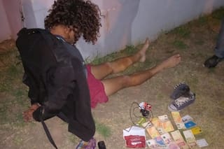 Arrestaron a un hombre que le pegó a una mujer dentro de un cajero automático para robarle el dinero