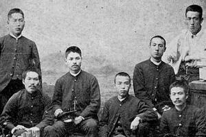 Arriba a la izquierda, Umetaro Suzuki, pionero en el descubrimiento de la tiamina (vitamina B1) a partir del salvado de arroz, con un grupo de estudiantes en una fotografía anónima fechada en la década de 1890 en Japón (Wikimedia Commons)