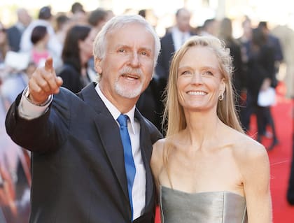 Arriba, con James Cameron, su esposo, director de grandes éxitos en el cine; abajo, en Titanic, donde Suzy tuvo un papel