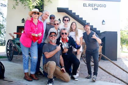 Arriba, de izquierda a derecha: María Inés Plaza, César Santini expresidente de Autos Clásicos de Paraná, su mujer Alejandra y su hija Celestina. Abajo, a la izquierda de Dotto, Brian Green, coleccionista de autos, que fue junto con su hijo Ralph y su amigo Jerry. 
