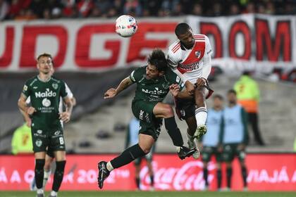 Arriba De la Cruz; el ingreso del uruguayo intentó darle más juego por abajo a River, pero no lo consiguió